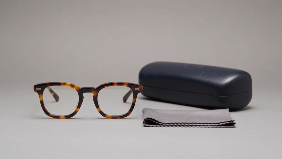 Tortoiseshell eyeglasses, a published case carried 12 seconds further · Primeiro fotograma · 锚点帧(源片 case 1011 的倒数第二帧)